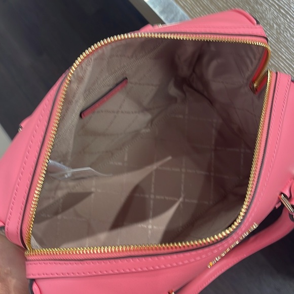 Michael Kors med Duffle Travel - Leather/Coated
35S2GTFU2B
Tea Rose
MD DUFFLE - Picture 12 of 16